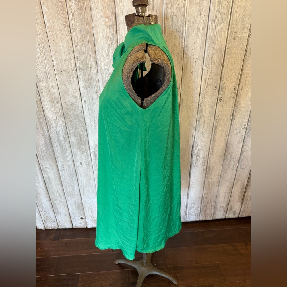 Elegant Green Halter Dress - Picture 5 of 7